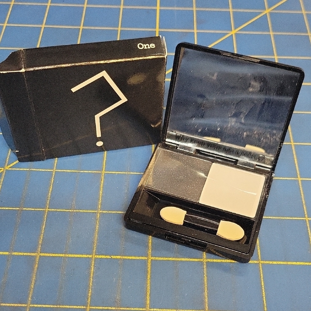 YVONE Yoosmetics Black White Eyeshadow Palette 4g New In Box